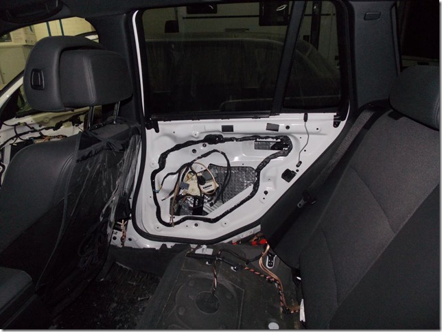 Шумоизоляция дверей и доработка штатной аудиосистемы BMW X3 2008г.